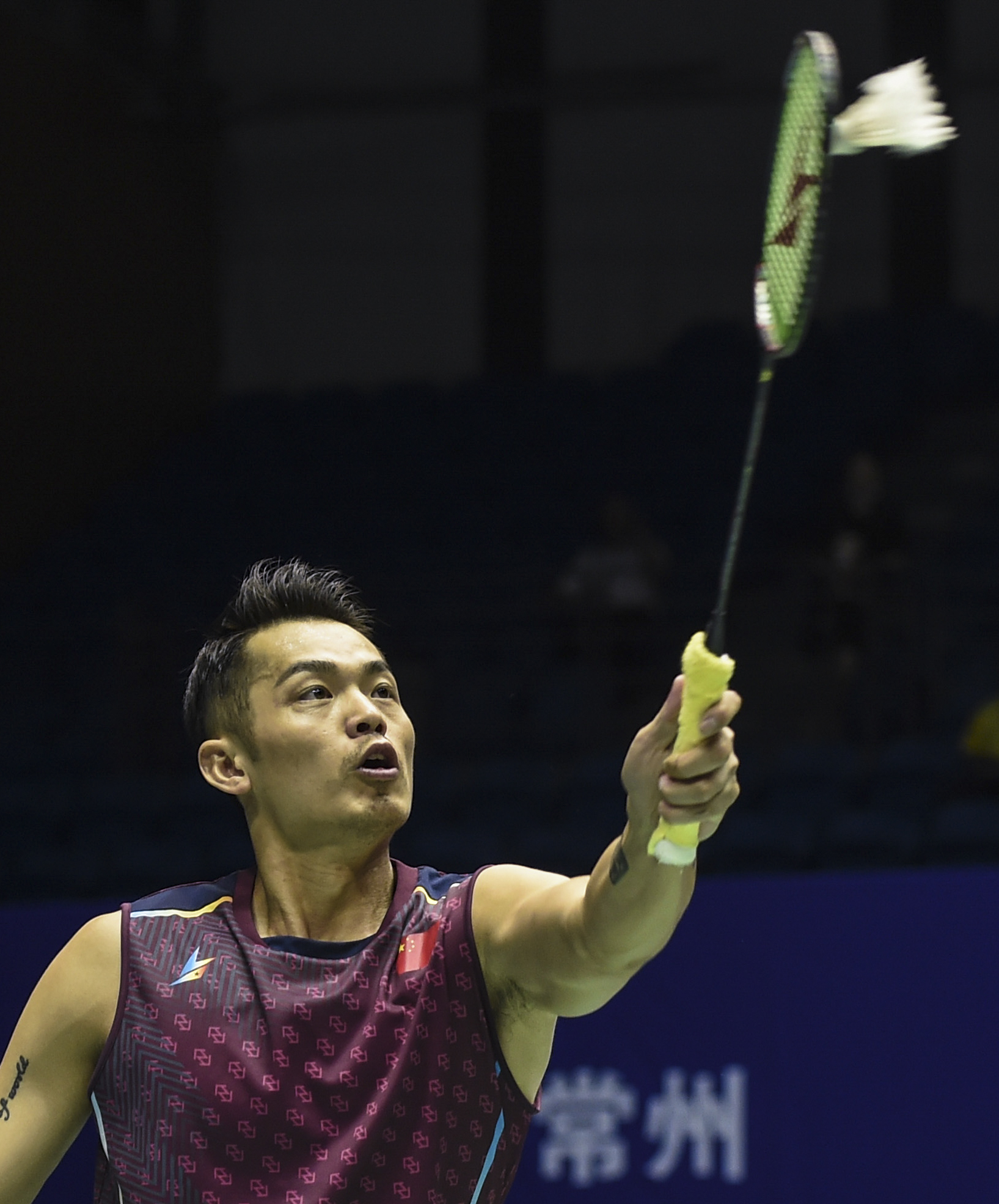 中国羽毛球队绝杀丹麦羽毛球队，林丹三分雨点燃全场