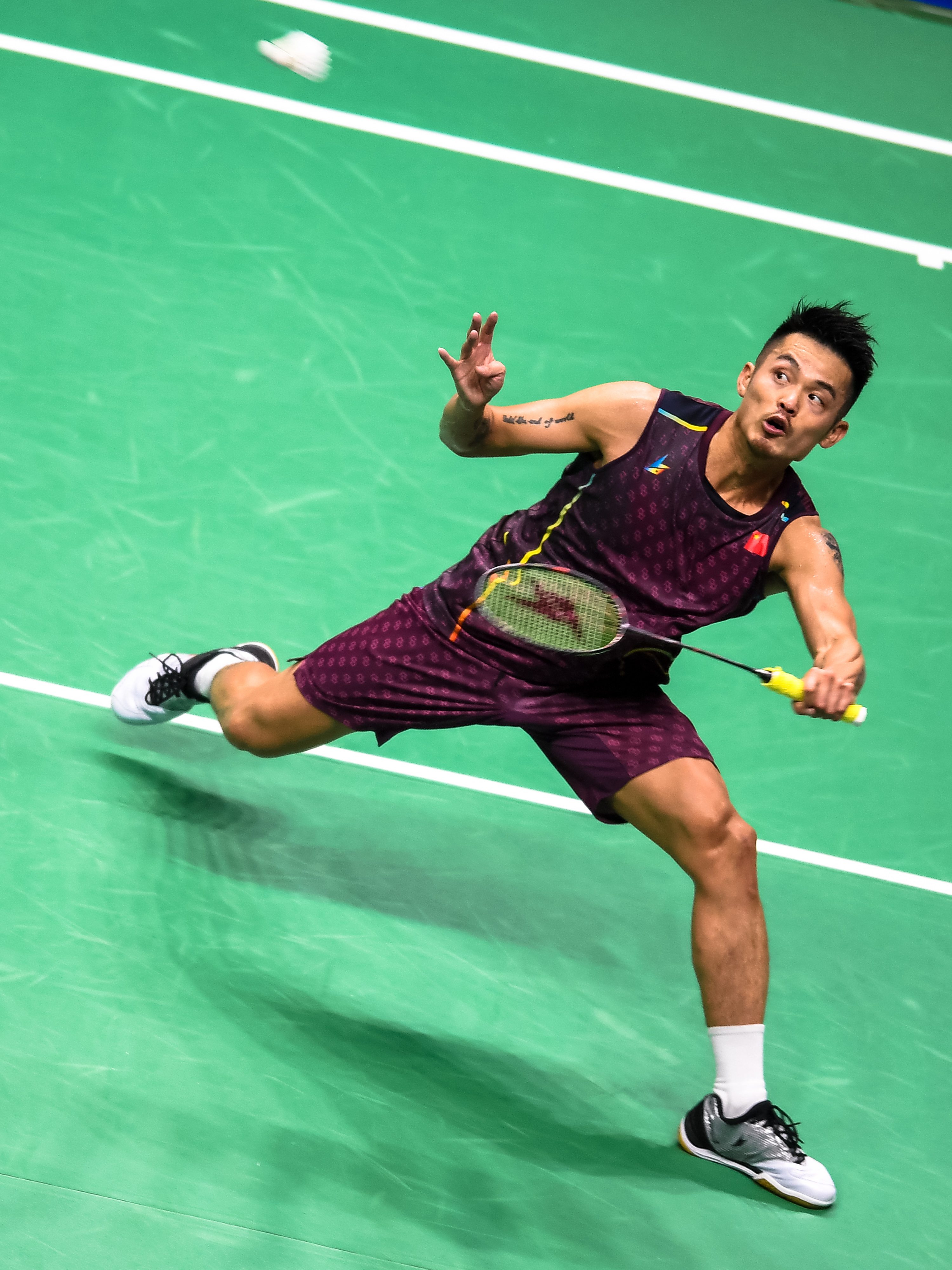 中国羽毛球队绝杀丹麦羽毛球队，林丹三分雨点燃全场