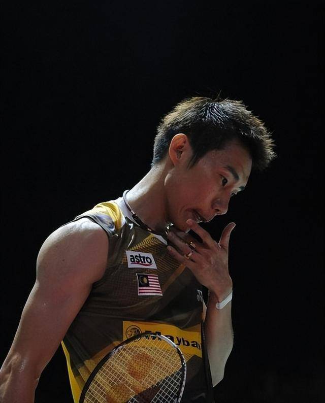 中国羽毛球队翻盘泰国羽毛球队，李宗伟三分雨点燃全场