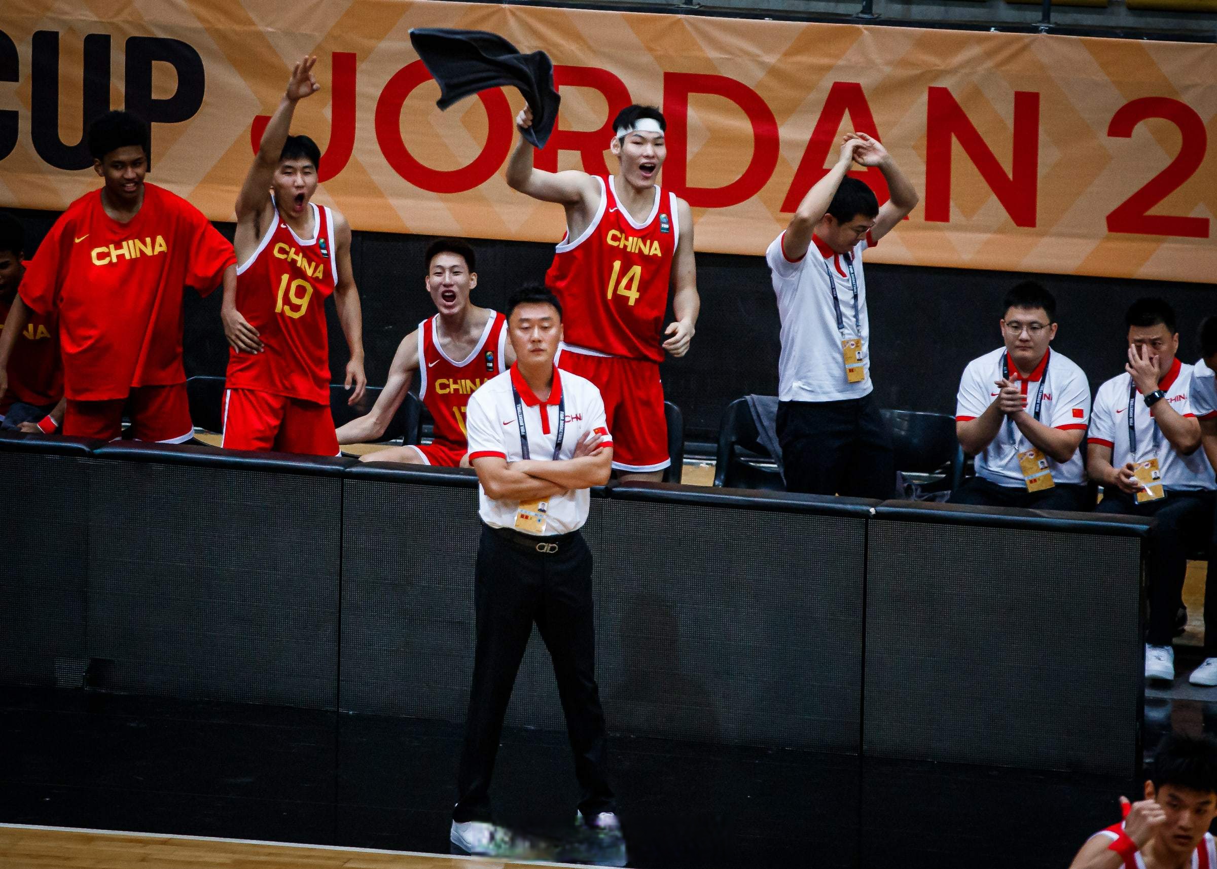 紧要比赛场面惊现逆转,球队士气高涨的简单介绍 紧要比赛场面惊现逆转,球队士气高涨的简单介绍