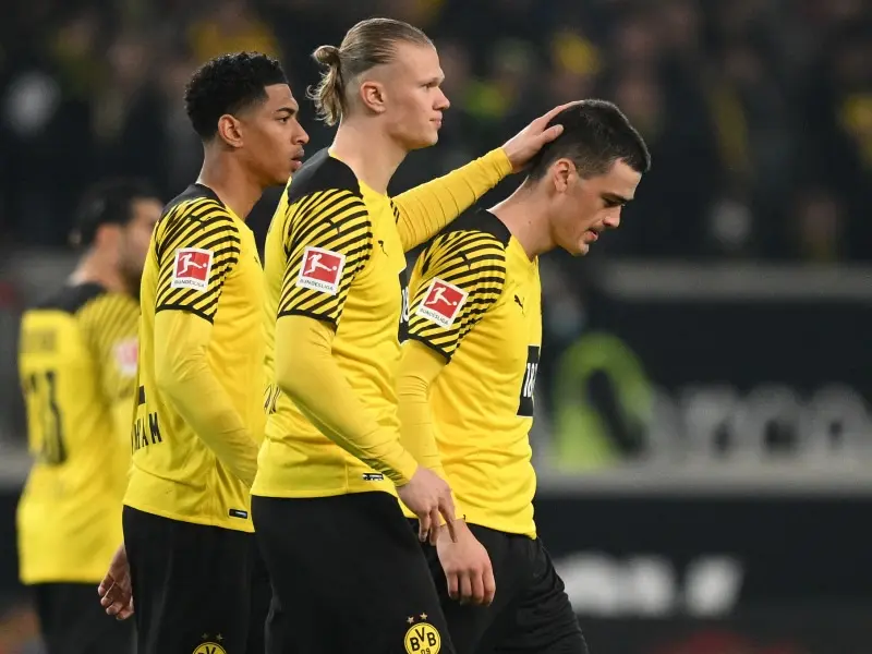 包含广东队客场轻松取胜，势不可挡地领跑积分榜的词条