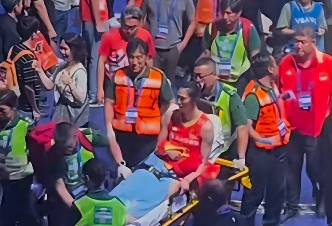 球队核心受伤离场，团队合作受挑战的简单介绍