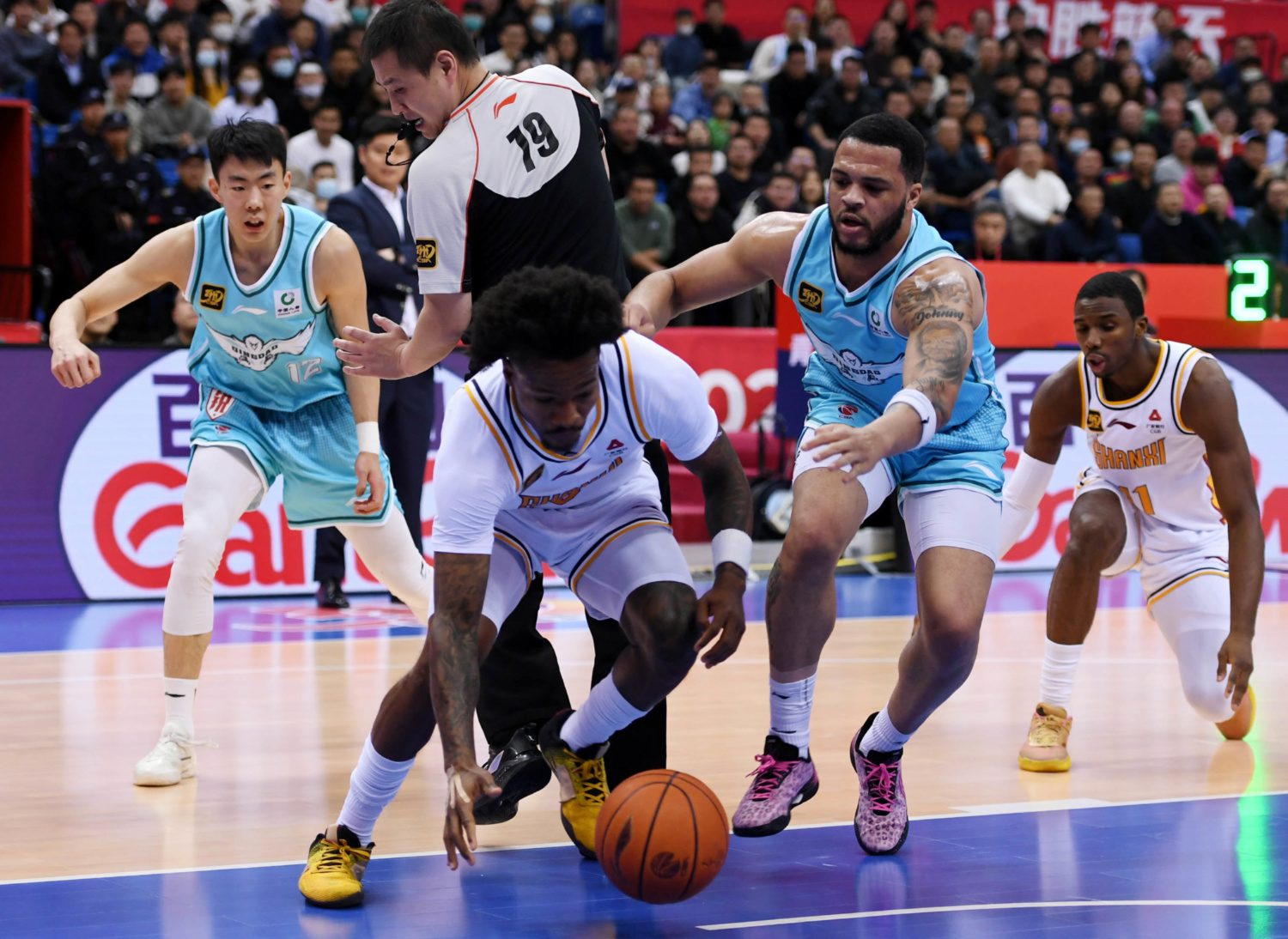 球队核心受伤离场，团队合作受挑战的简单介绍