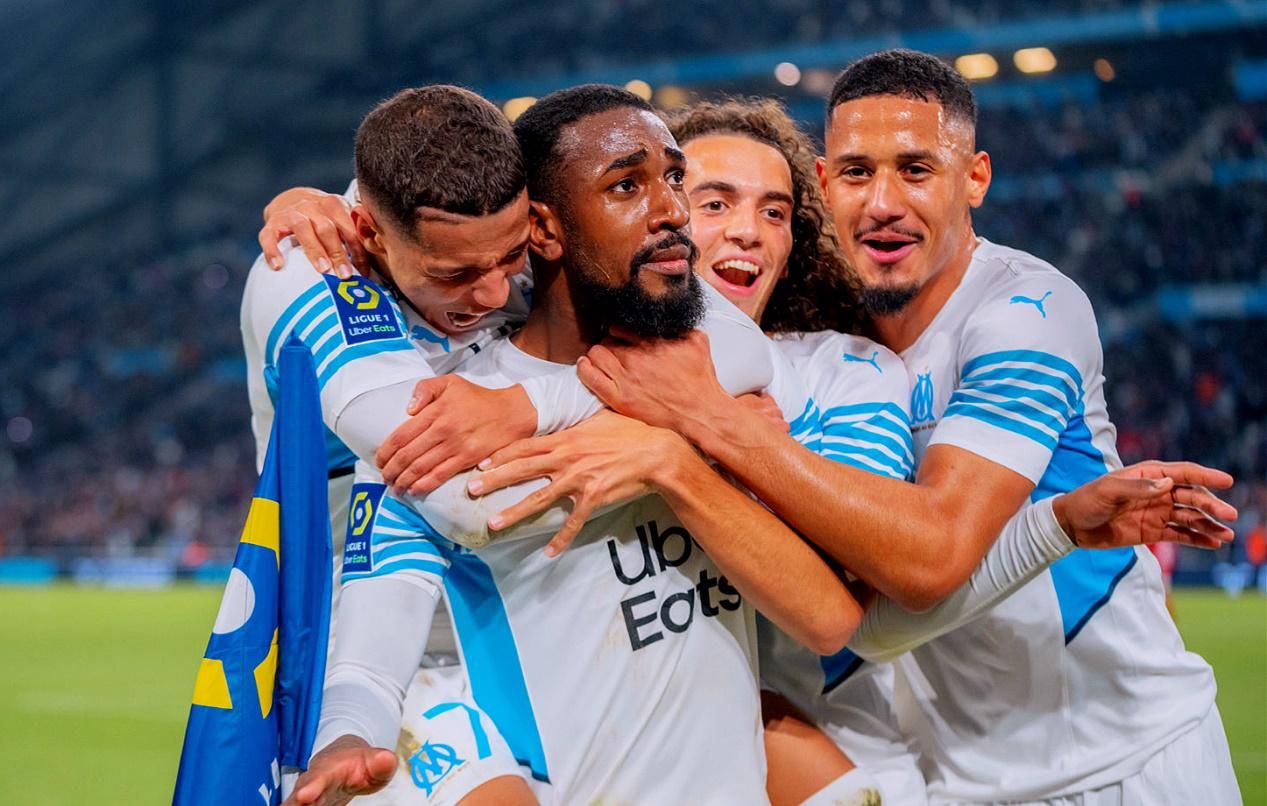 马赛球迷欢庆胜利，为球队喝彩