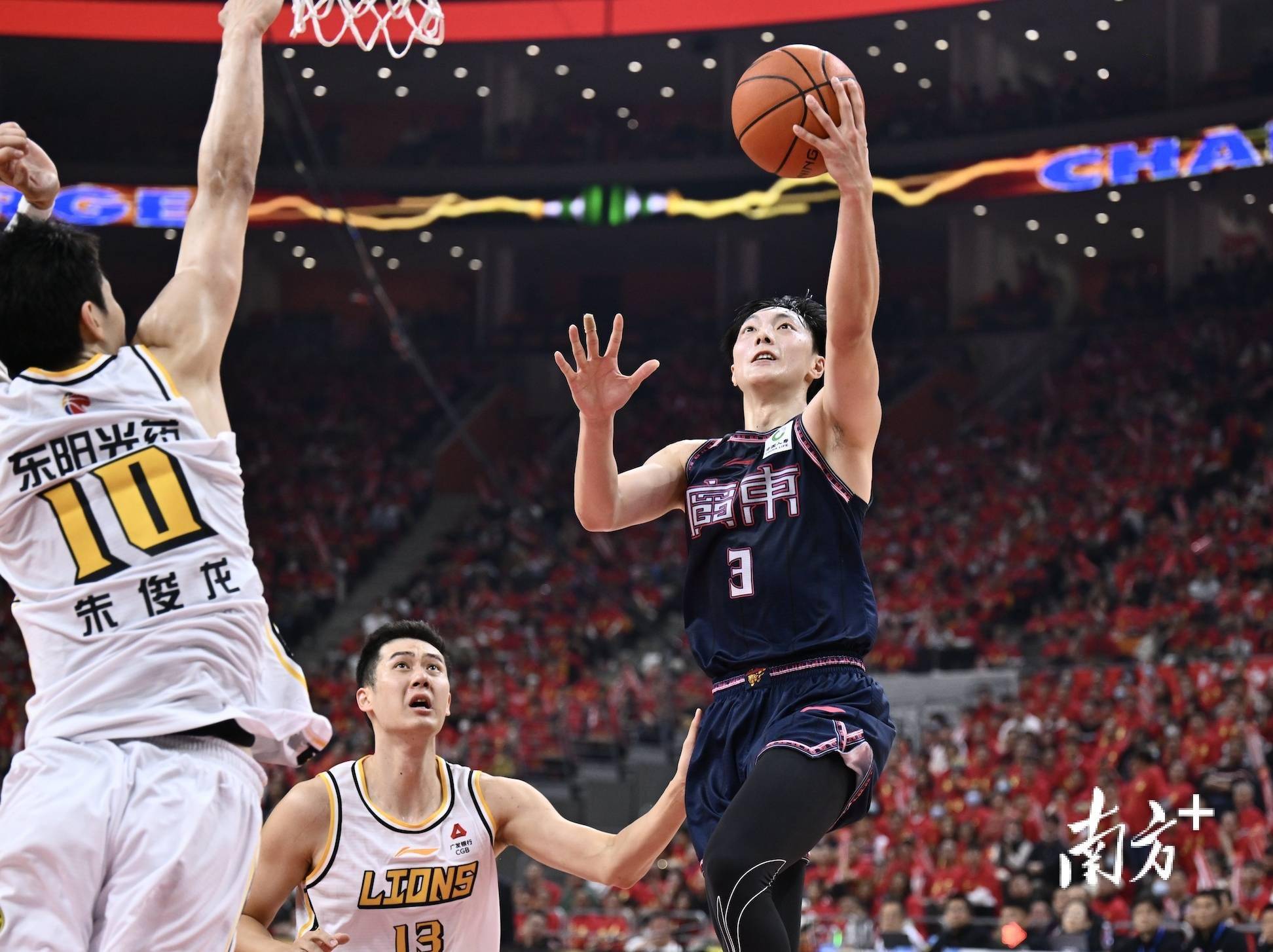 华南虎加时力克山东队，易建联领军晋级总决赛