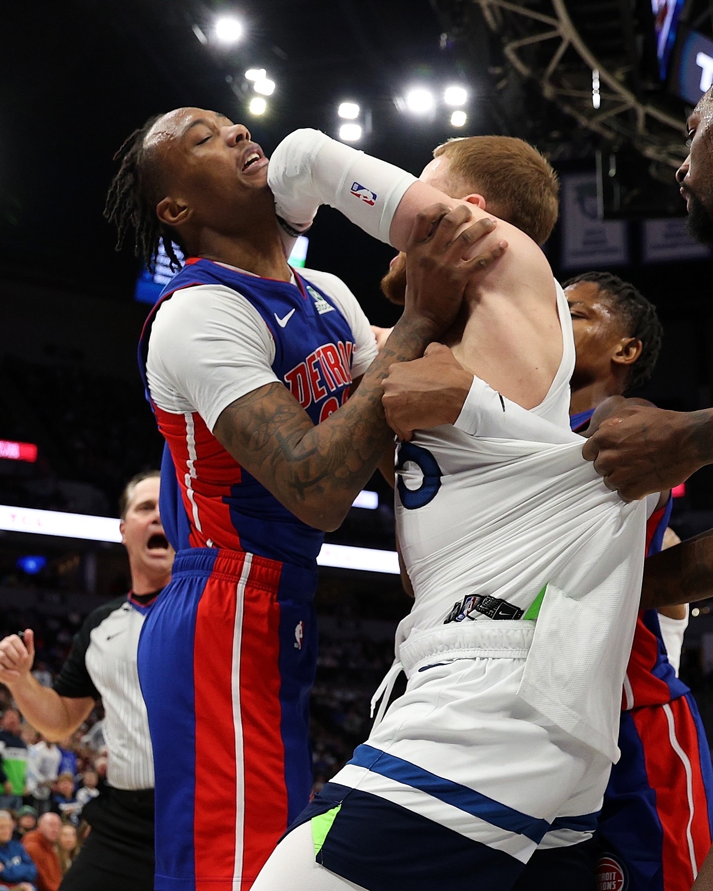 包含球队内部矛盾难以和解气氛紧张的词条 包含球队内部矛盾难以和解气氛紧张的词条