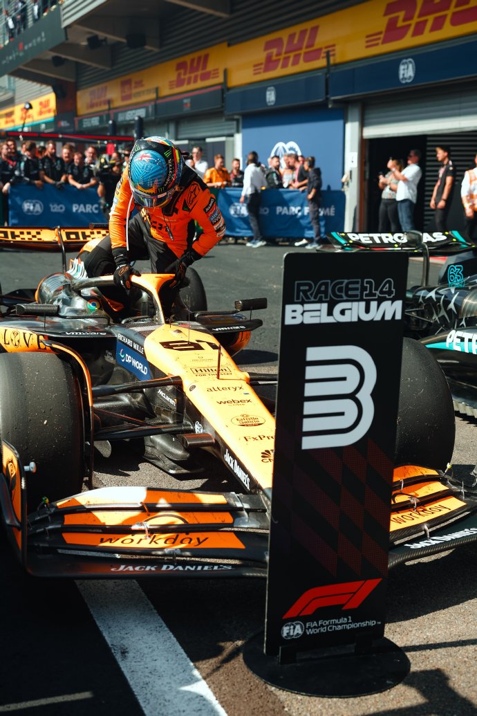 阿斯顿马丁力克迈凯伦，皮亚斯特里点燃赛场的简单介绍