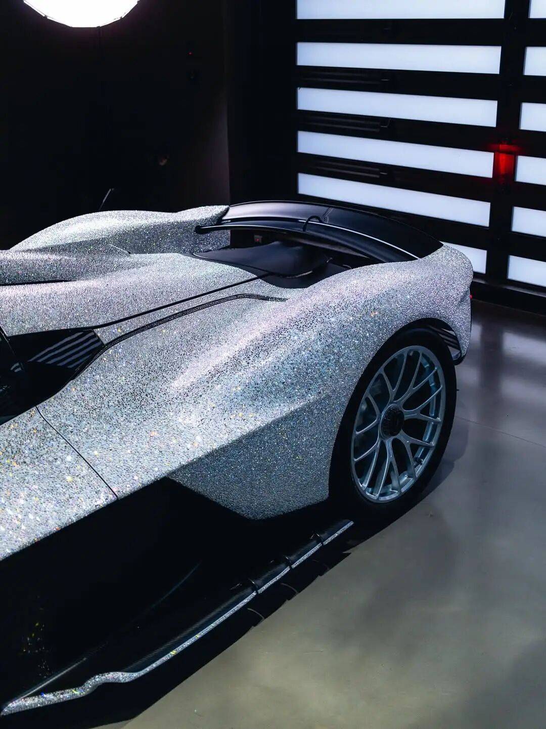 关于哈斯车队翻盘阿斯顿马丁，阿隆索高光表现的信息